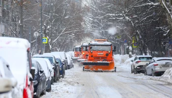 Городские службы Москвы призвали не мешать спецтехнике во время уборки снега