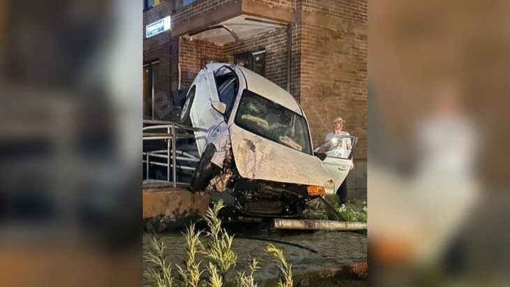 Автомобиль влетел в подъезд жилого дома в подмосковных Мытищах