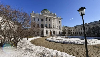 Автомобильное движение перекрыли на семи улицах в центре Москвы