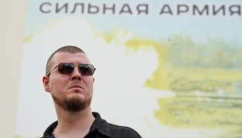 Рэпер Рич посетил столичный пункт отбора на военную службу по контракту