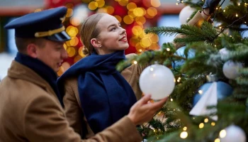 Выставка дизайнерских елей "Любимые фильмы детства" открывается в Москве