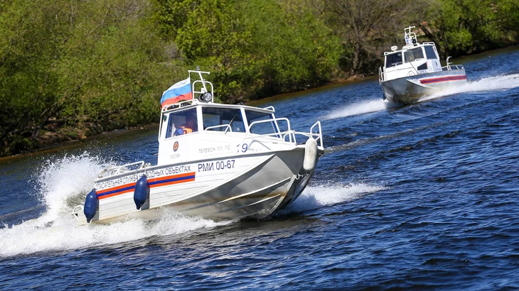 Спасатели вытащили из воды женщину, упавшую с корабля на севере Москвы Спасатели вытащили из воды женщину, упавшую с корабля на севере Москвы