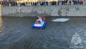 Автомобиль упал в Обводный канал в Санкт-Петербурге