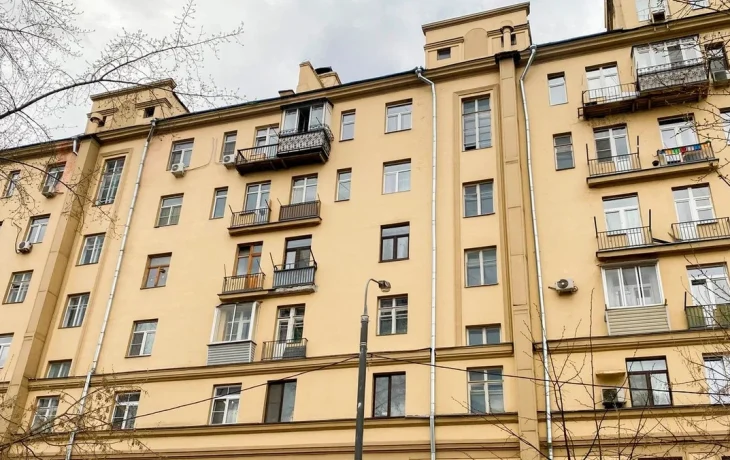 В центре столицы начались работы по капитальному ремонту жилого дома, возведенного в стиле советской