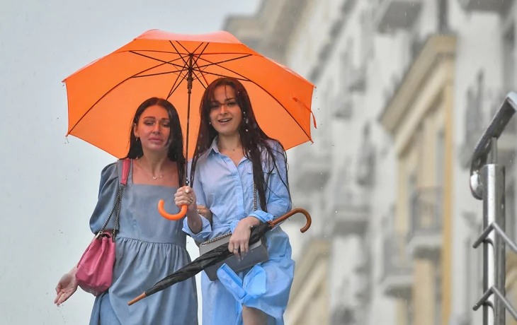 Синоптики предупредили москвичей о жаркой погоде и дождях с грозами 13 июля Синоптики предупредили москвичей о жаркой погоде и дождях с грозами 13 июля