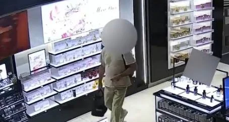 Иностранца задержали за серию краж из Duty Free в аэропорту Домодедово Иностранца задержали за серию краж из Duty Free в аэропорту Домодедово