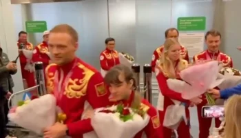 &laquo;Молодцы!&raquo;: в аэропорту Внуково встретили паралимпийцев с плакатами и цветами