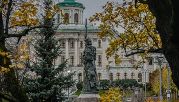 Движение временно перекрыли на Боровицкой площади