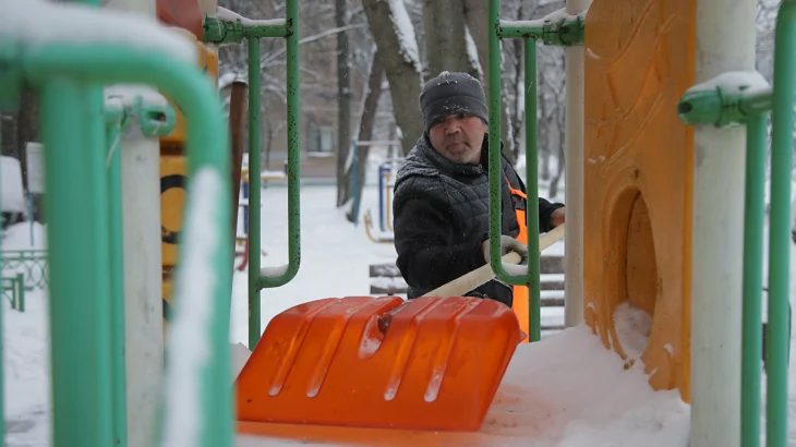 Почти миллион кубометров снега убрали в Москве за двое суток Почти миллион кубометров снега убрали в Москве за двое суток