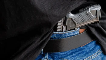 Девушка обвинила мужчину в стрельбе из пистолета около бара в центре Москвы Девушка обвинила мужчину в стрельбе из пистолета около бара в центре Москвы