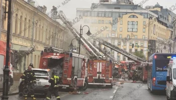Пожар в центре Москвы локализован на площади 450 "квадратов"