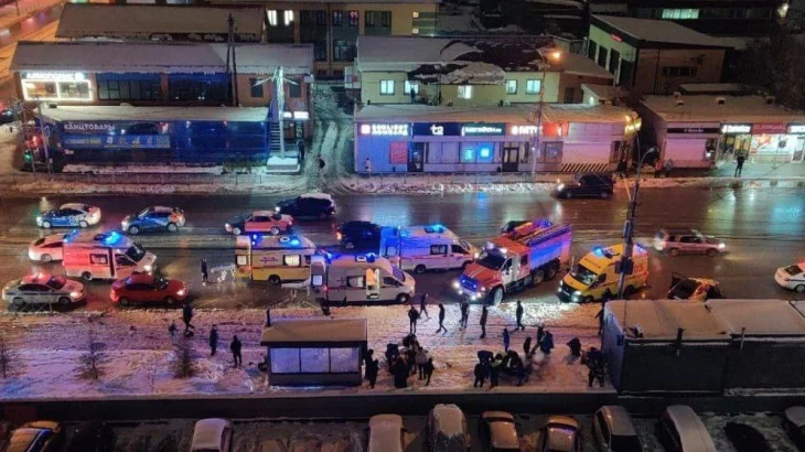 Автомобиль въехал в остановку в Новосибирске, есть пострадавшие Автомобиль въехал в остановку в Новосибирске, есть пострадавшие