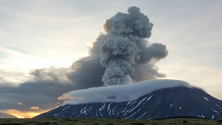 Вулкан Крашенинникова на Камчатке продолжает извержение с лавовым потоком Вулкан Крашенинникова на Камчатке продолжает извержение с лавовым потоком