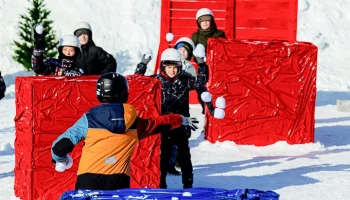 Двадцать команд приняли участие в снежной битве на Воробьевых горах Двадцать команд приняли участие в снежной битве на Воробьевых горах