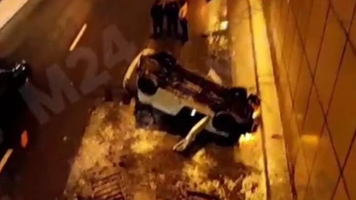 Движение на улице Сайкина затруднено из-за падения автомобиля с моста Движение на улице Сайкина затруднено из-за падения автомобиля с моста