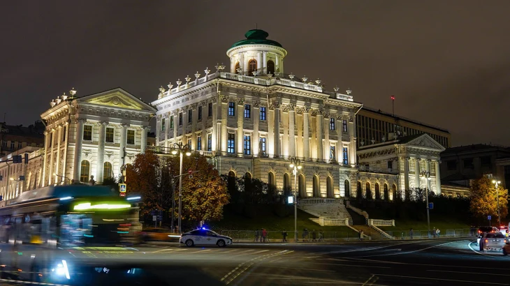 Автомобильное движение временно закрыли на Боровицкой площади Автомобильное движение временно закрыли на Боровицкой площади