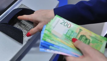 "Известия": клиенты банков РФ заявили об увеличении срока кредитов без предупреждения