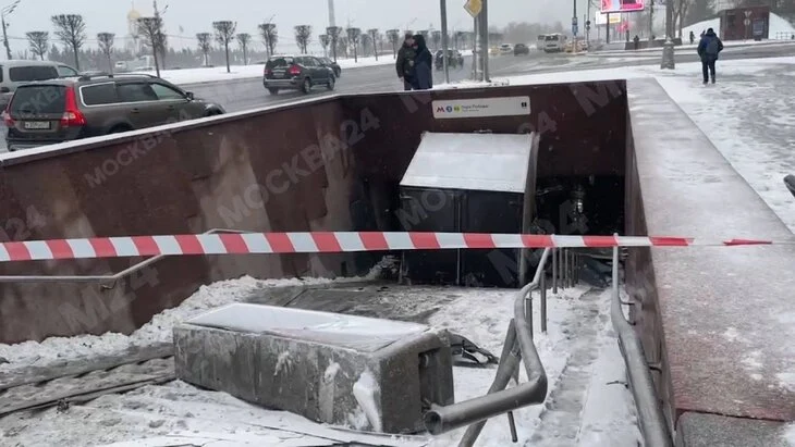 Станция "Парк Победы" работает штатно после ДТП с "ГАЗелью" Станция "Парк Победы" работает штатно после ДТП с "ГАЗелью"