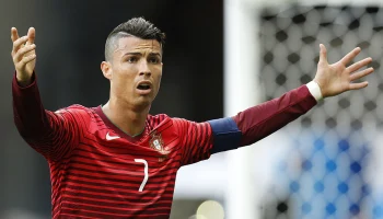 Криштиану Роналду получил красную карточку в матче против Ирландии