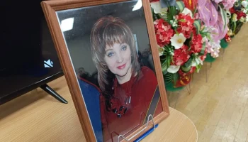 Сотни людей пришли на прощание с убитой учительницей в Добрянке