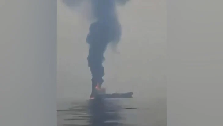 В Ормузском проливе тонет танкер, попавший под удар В Ормузском проливе тонет танкер, попавший под удар