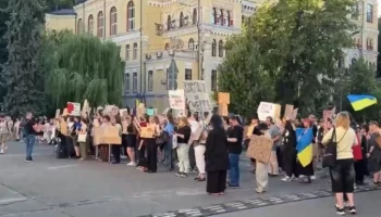 Массовые антиправительственные протесты продолжаются на Украине уже второй день