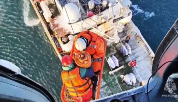 Спасатели эвакуировали пострадавшего моряка с судна в Охотском море