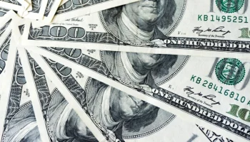 Внебиржевой курс доллара превысил 82 рубля