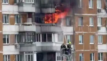 Балкон многоэтажки вспыхнул на Никулинской улице на юго-западе Москвы