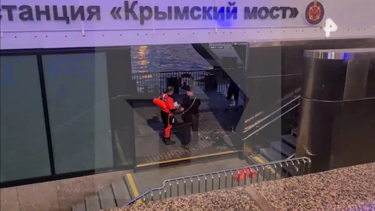 Мужчину достали из воды на Пушкинской набережной в центре Москвы Мужчину достали из воды на Пушкинской набережной в центре Москвы