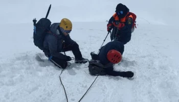 Спасатели эвакуировали альпиниста с Эльбруса