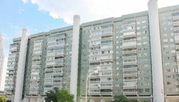 Около 300 жилых домов с цветочницами на фасадах обновили в столице за 10 лет