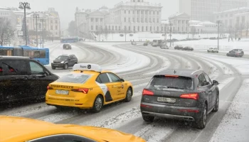 Водителей призвали пересесть на городской транспорт из-за дождя со снегом в Москве