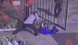 Видео с моментом нападения мужчины на медиков у храма в Москве появилось в Сети
