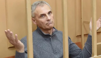 Shot: Экс-губернатор Сахалина Хорошавин стал бетонщиком в хабаровской колонии