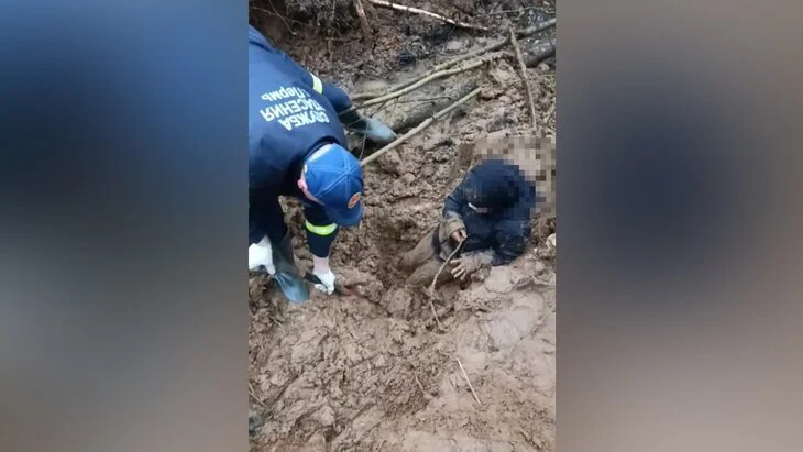 В Перми спасли застрявшего в глине ребенка В Перми спасли застрявшего в глине ребенка