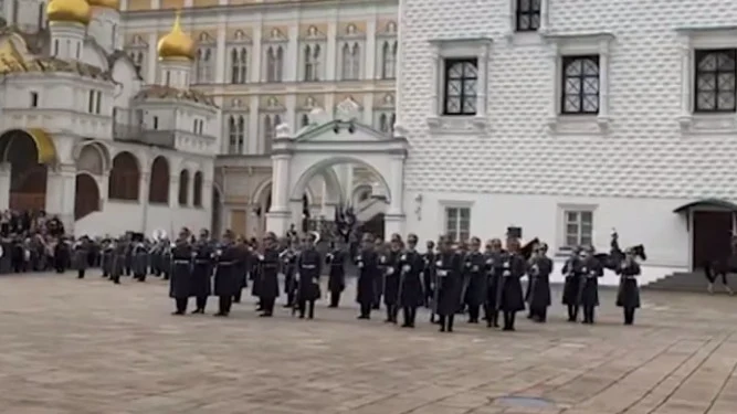 Караулы развели в Кремле в последний раз в 2025 году Караулы развели в Кремле в последний раз в 2025 году