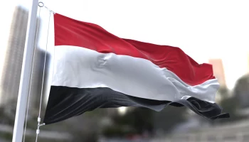 Торговое судно, атакованное и загоревшееся у берегов Йемена, тонет