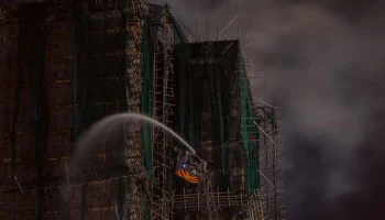 Число погибших при пожаре в Гонконге выросло до 94