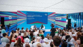 Звезды выйдут на синюю дорожку VK Fest и выступят на шоу &laquo;VK Мегамикс&raquo;