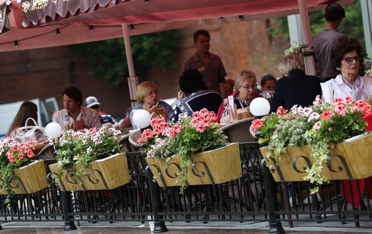 Власти Москвы рекомендовали ресторанам закрыть летние веранды из-за непогоды