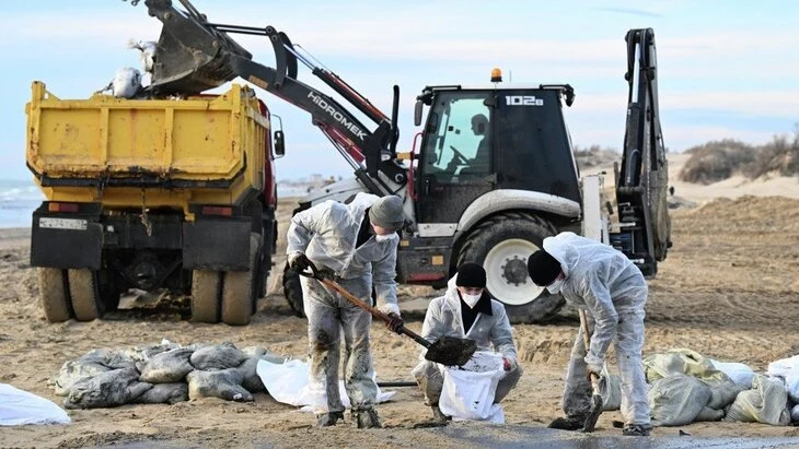 Разлив мазута затронул 800 "квадратов" в Черном море