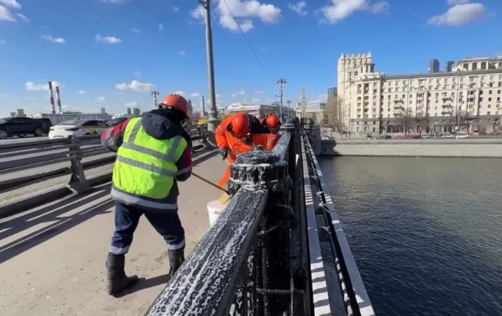Столичные специалисты очистили Бородинский мост от последствий зимы