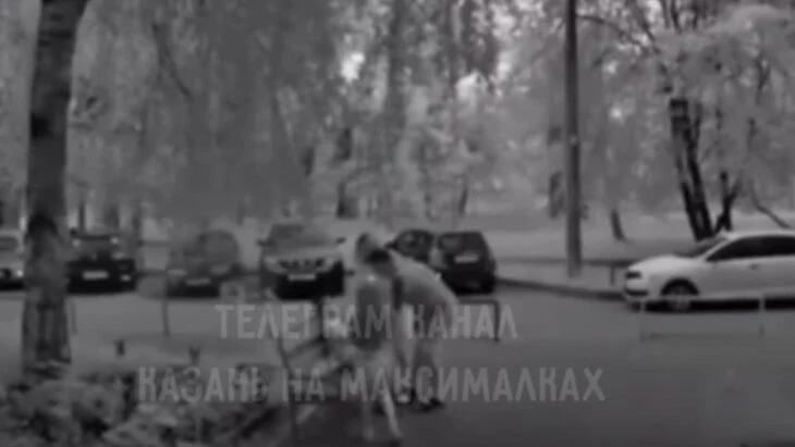 Мужчина избил ребенка во дворе дома в Казани Мужчина избил ребенка во дворе дома в Казани