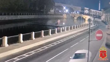 Женщина погибла после падения автомобиля в реку в Санкт-Петербурге
