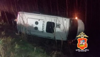 Автобус въехал в стоявшую на обочине маршрутку в Подмосковье