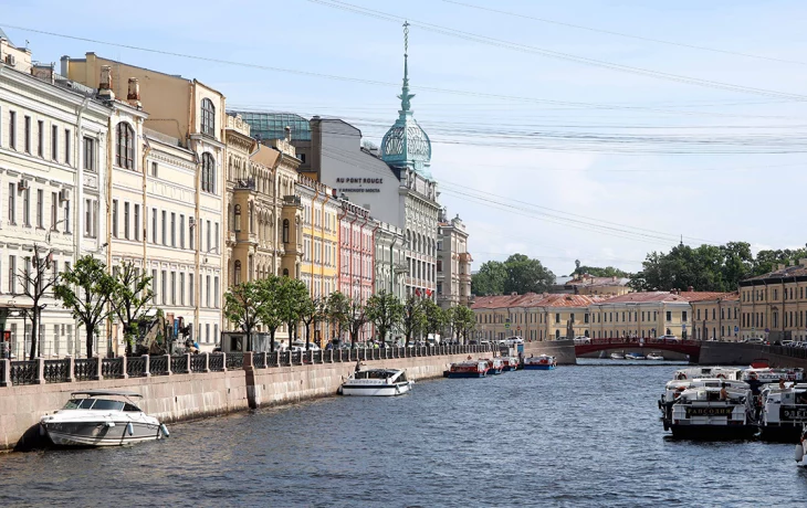 Девушка отправила в нокаут назойливого поклонника в центре Санкт-Петербурга Девушка отправила в нокаут назойливого поклонника в центре Санкт-Петербурга