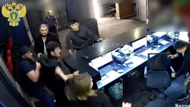 Сотрудник букмекерской конторы в&nbsp;центре Москвы ранил ножом клиента