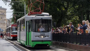 Около 150 тысяч человек посетили парад ретротранспорта в центре Москвы