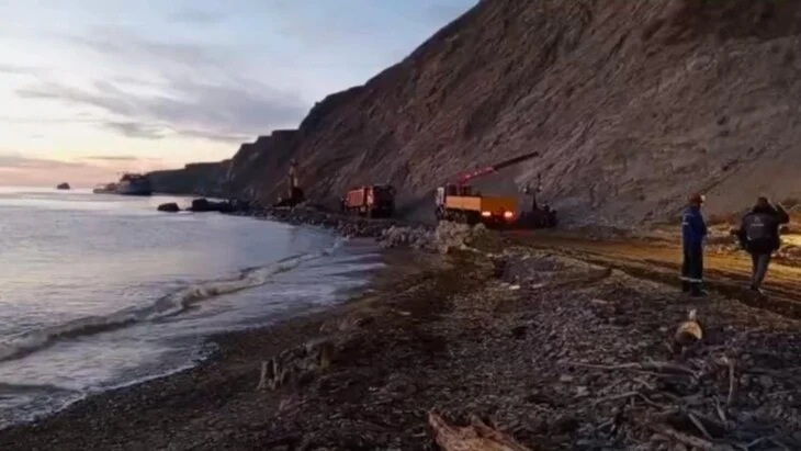 Власти: тихое море позволит собрать максимум мазута возле кормы "Волгонефти 239"